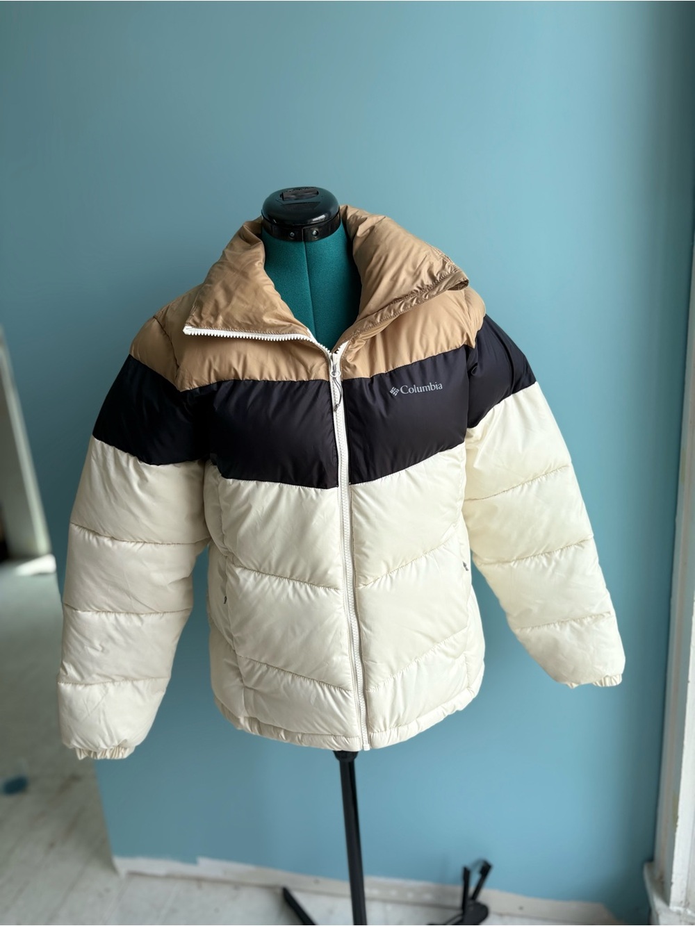 Columbia Kids Colorblock Puffer Jacket in Cream, Black & Tan